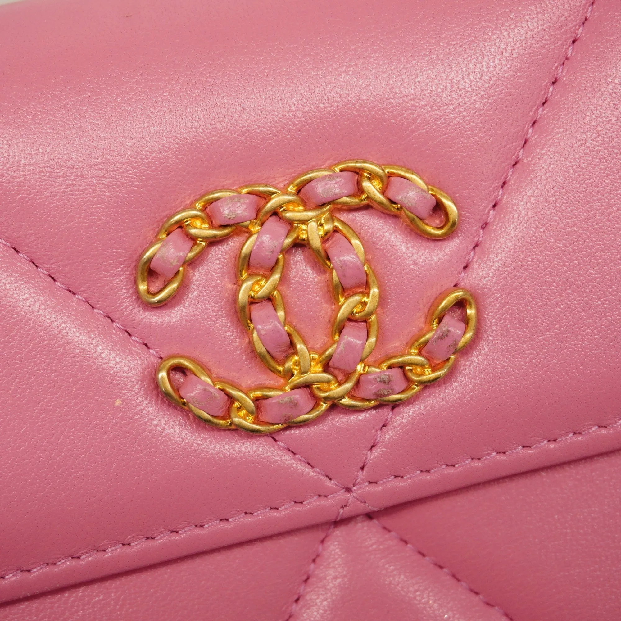 CHANEL   19 Gold Hardware Women's Lambskin Long Wallet [bi-fold] Pink