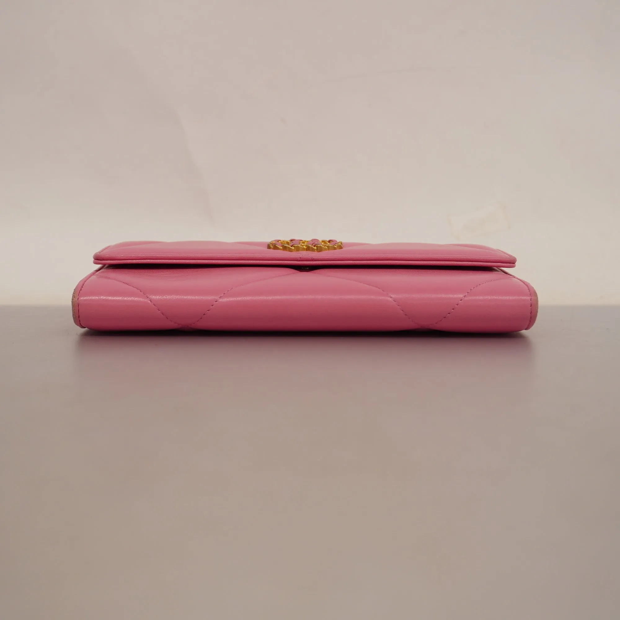 CHANEL   19 Gold Hardware Women's Lambskin Long Wallet [bi-fold] Pink