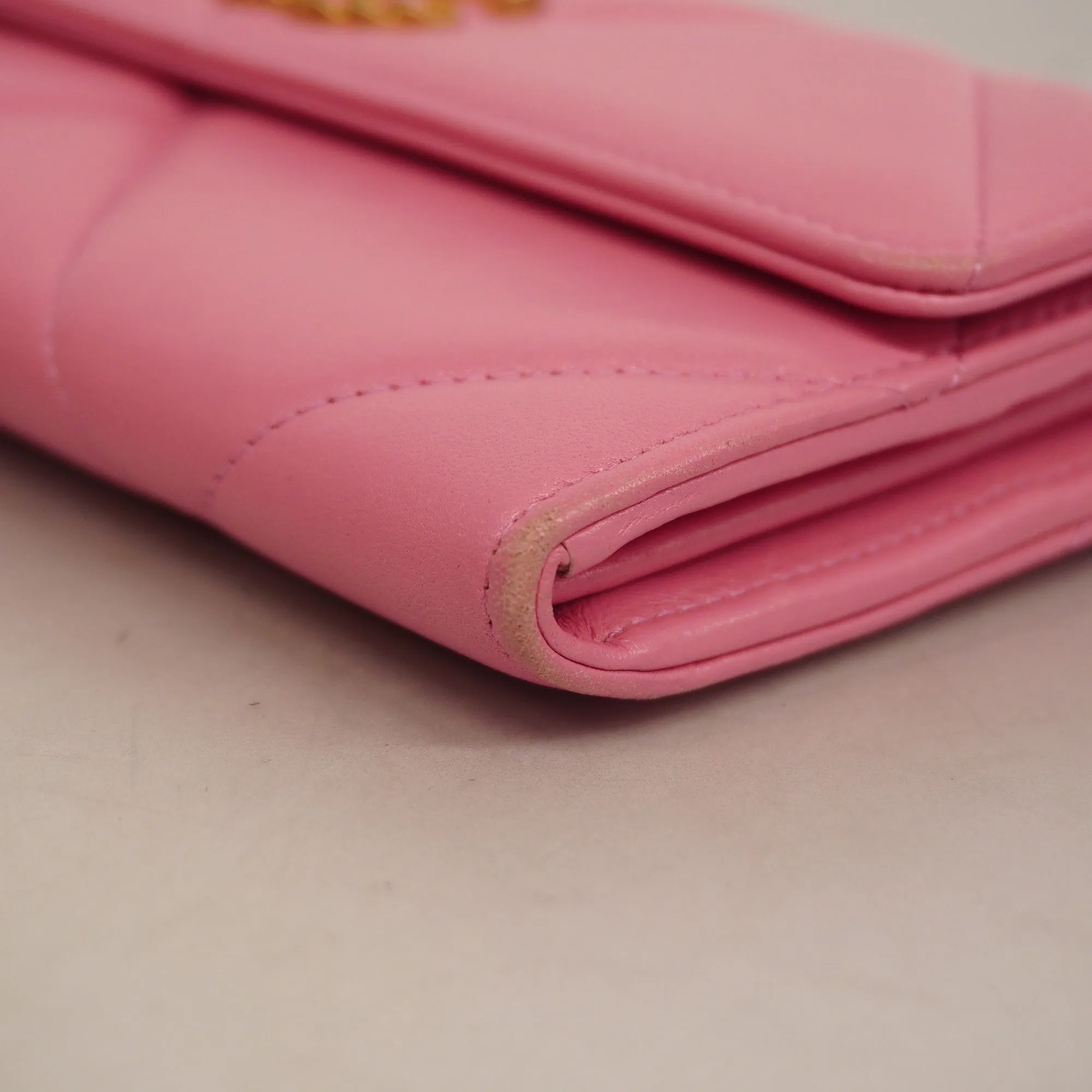 CHANEL   19 Gold Hardware Women's Lambskin Long Wallet [bi-fold] Pink