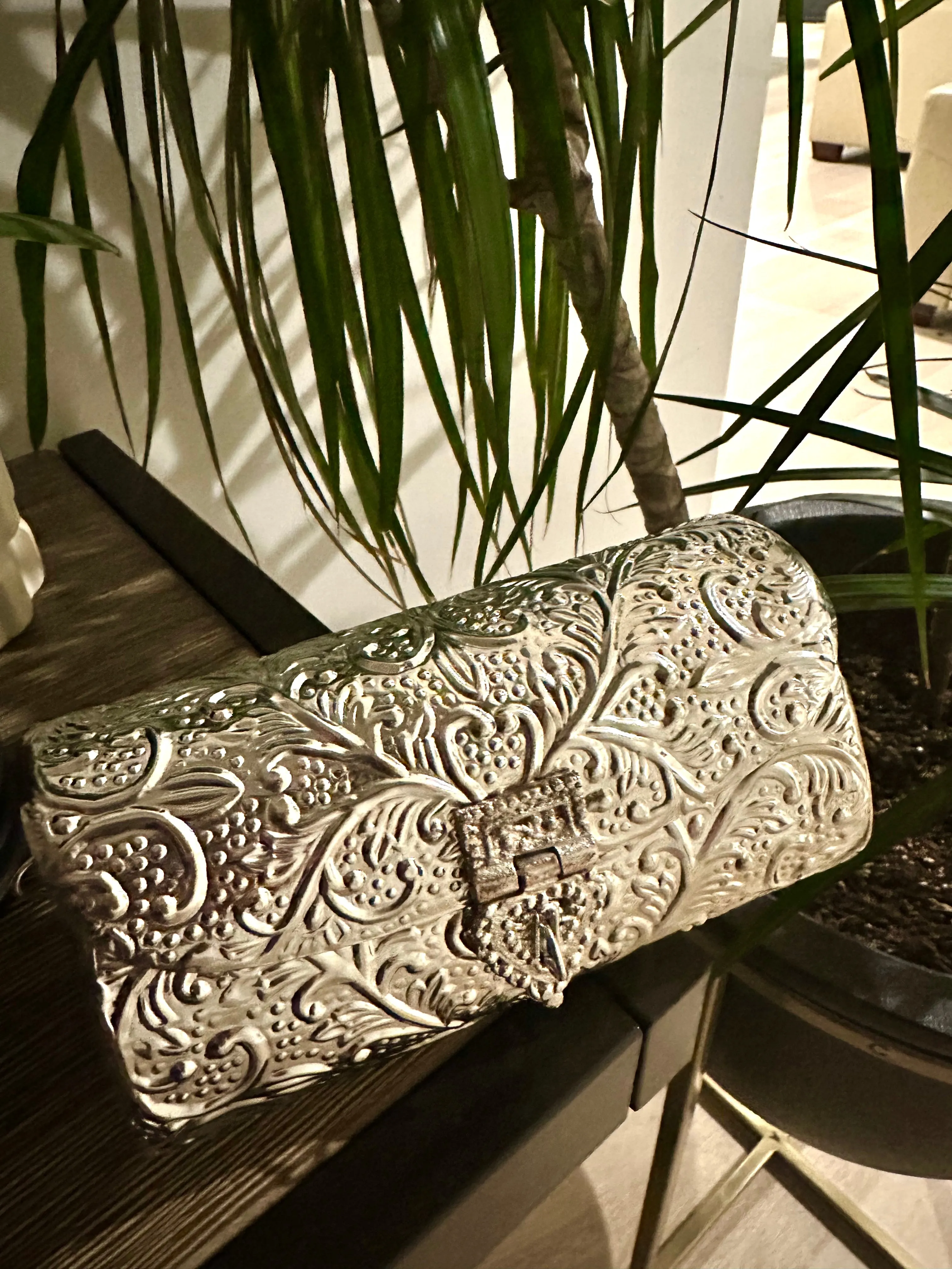 Mughtallic Clutch
