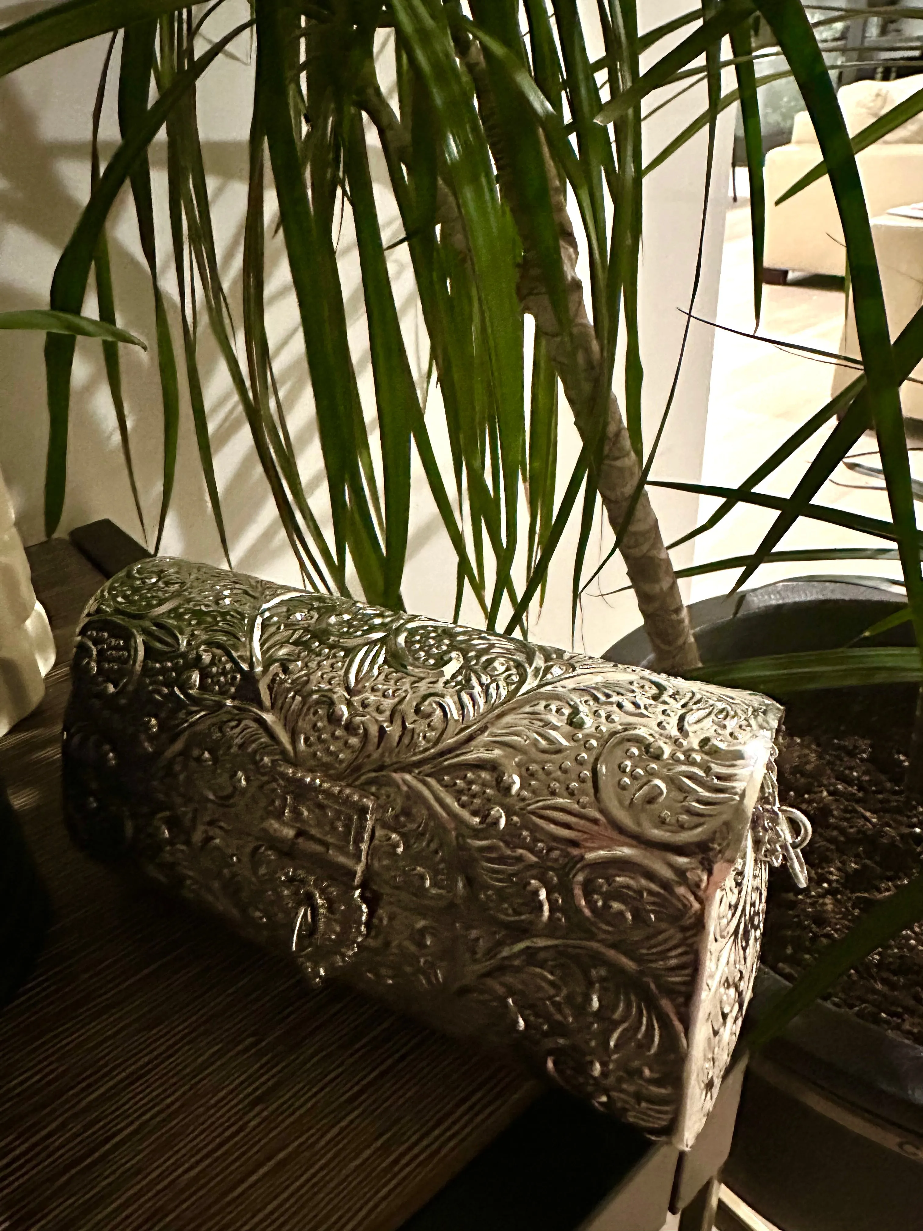 Mughtallic Clutch